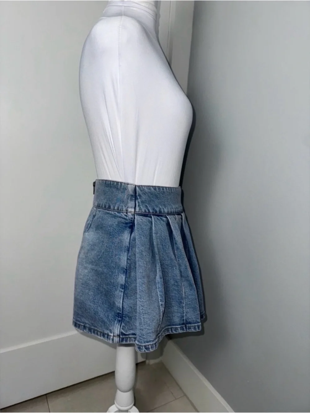Alice + Olivia Noah Denim Pleated Skort/ Size 26 - Picture 8 of 12